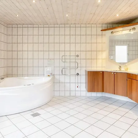 8 Person In Блаванн